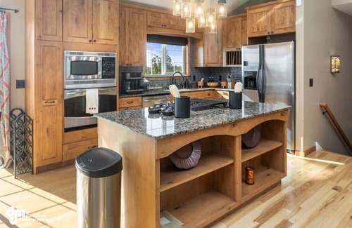 Knik-Fairview Casa | Fleur de Lis 4bed 3bath & Mountain Views