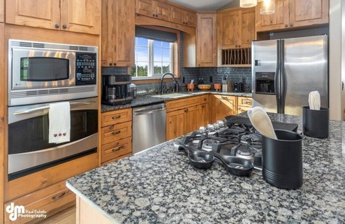 Knik-Fairview Casa | Fleur de Lis 4bed 3bath & Mountain Views