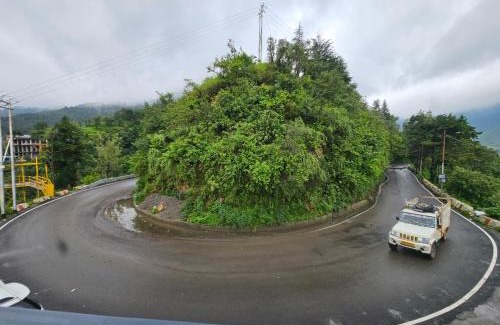 Mussoorie Hotel | Flex On Edge - A Mountain View Luxury Property