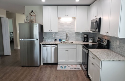 Crescent Beach Apartamento | Flip Flop Life , 1 br/ 1 ba for families up to 3 , short walk to the beach !