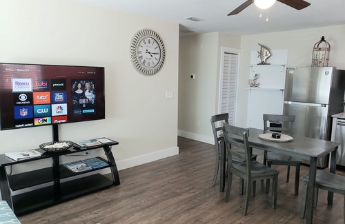 Crescent Beach Apartamento | Flip Flop Life , 1 br/ 1 ba for families up to 3 , short walk to the beach !