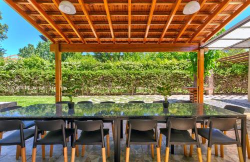 Chacras de Coria Casa | Fliphaus Chacras De Coria - 4 Bd House Pool&bbq
