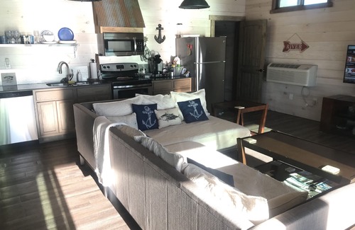 Fairbanks Alquiler De Eote | NUEVO listado, NUEVA construcción FLOTANTE Apartamento. Encantadoras vistas del lago, diversión