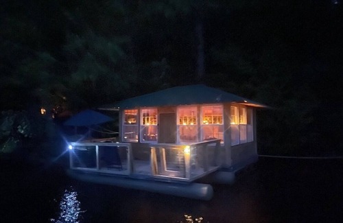 Monmouth Alquiler De Eote | Floating Island Cabin