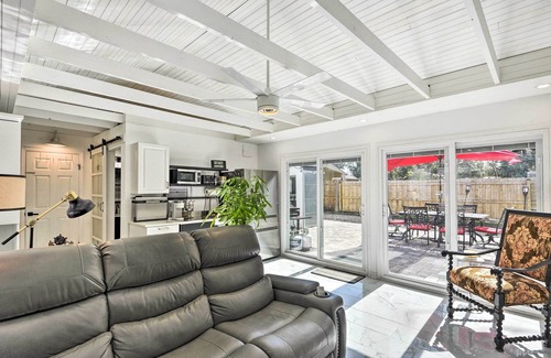 New Smyrna Beach Apartamento | Florida Getaway w/ Patio ~ 3 Mi to Beaches!