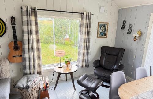 Austvagsoya Casa | Flott hytte og naust med beliggenhet ved vannet!