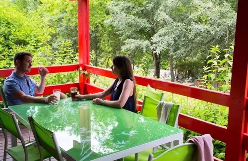 Saint-Paulien Chalet De Esquí | Flower Camping La Rochelambert **** - Chalet Marina - TV Comfort 30m2 - 2 bedrooms + covered terrace 15m2 6 people