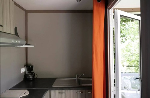 Saint-Privat Chalet De Esquí | Flower Camping Le Plan d'Eau - Ardèche **** - Chalet CONFORT VAIA 27m2 2 bedrooms - Covered terrace + air conditioning 4 people