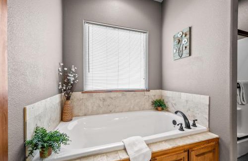 Hollister Casa | Foggy Bay Hideaway Perfect location. Check it out!