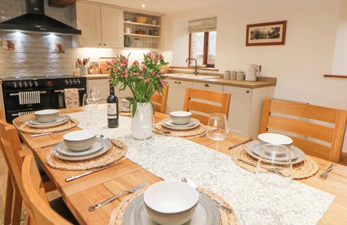Whaley Bridge Cabaña | FOLDS LANE FARM, family friendly, with open fire in Whaley Bridge