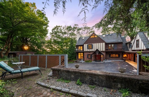 Ossining Casa | Foliage at Westchester Manor - Near Sleepy Hollow