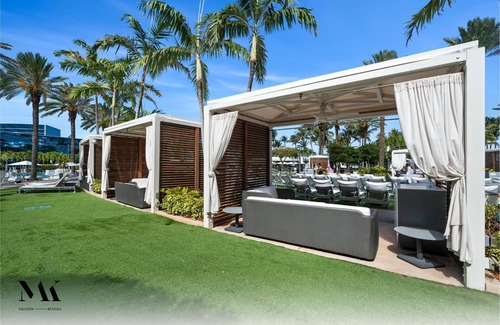 Miami Beach Apartamento | FontaineBleau Resort, Balcony w/ Pool & Ocean View