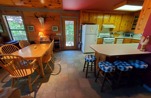 Garfield Cabina | FORD'S CREEK CABIN: Secluded Lakefront Rock Cabin in the Woods-Big Lake View