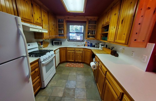 Garfield Cabina | FORD'S CREEK CABIN: Secluded Lakefront Rock Cabin in the Woods-Big Lake View