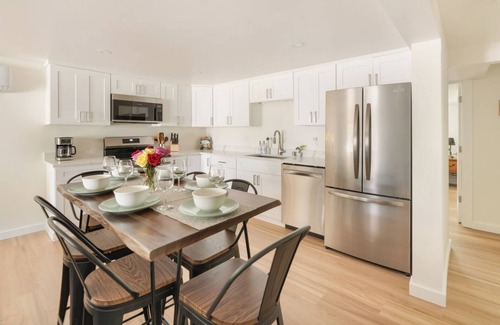 Victory Heights Casa | Forest Bathing by the Peaceful Creekside Firepit , Football Ready, BBQ, Games & Yoga