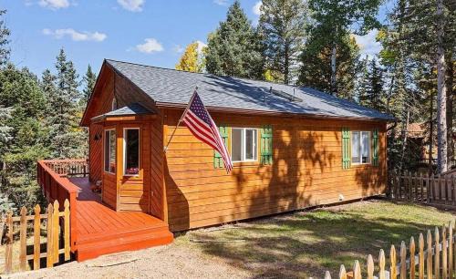 Florissant Casa | Forest Cabin with Deer, Wrap Deck, Close to Fossil Beds, Colorado Wolf and Wildlife Center