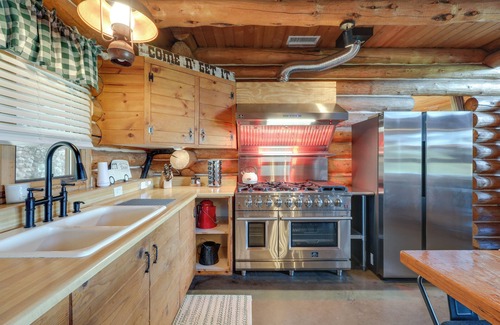 Flagstaff Cabina | Forest Family Cabin! Sleeps 18! Hiking and bike trails, basketball, game room!