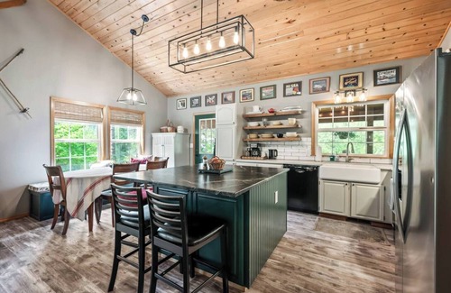 Leavenworth Cabina | Forest Gem: Peaceful dog-friendly cabin with Hot Tub and EV Charger