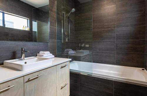 Margaret River Casa | Forest Getaway - walk to Margaret River town - NEW