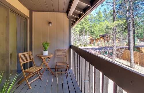 Pinetop Apartamento | Forest-view Balcony: Pinetop-lakeside Condo