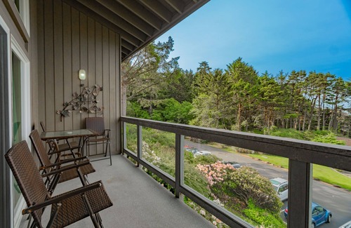 Otter Rock Apartamento | Forest-View Loft w/ Full Kitchen | Sleeps 4