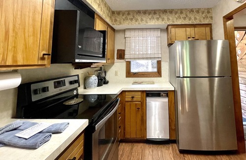 Mount Ida Condominio | Forest view, log-sided two bedroom, two bath condo on Lake Ouachita. 2 Condo by RedAwning