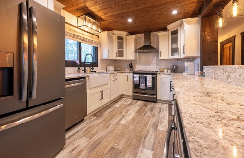 Nadeau Casa | Forest Whisper Retreat: 4-bdrm lodge in Daggett. Get away and have everything.
