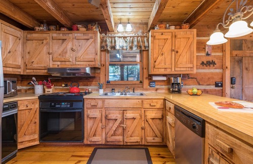 Frank Cabina | Forget Me Not | Cozy Log Cabin & Breathtaking Mountain Views!