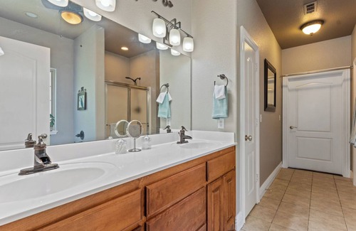 Bentonville - Fayetteville Casa | Forget your worries in this spacious and serene space