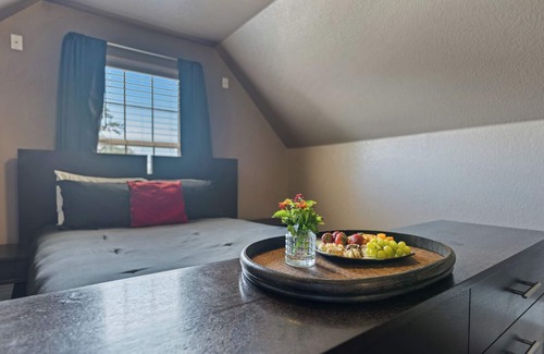 Bentonville - Fayetteville Casa | Forget your worries in this spacious and serene space