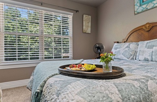 Bentonville - Fayetteville Casa | Forget your worries in this spacious and serene space