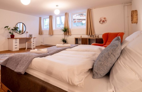 Kelheim Condominio | ★Formerly Vicarage | for 8 | NETFLIX | terrace| kitchen | 130sqm★