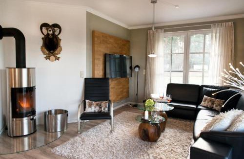 Fuhlendorf Casa | Forsthaus, exclusives 5-Sterne Reetdachhaus für 6 Personen in Fuhlendorf