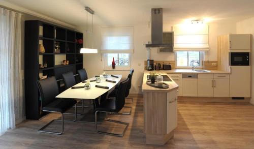 Fuhlendorf Casa | Forsthaus, exclusives 5-Sterne Reetdachhaus für 6 Personen in Fuhlendorf