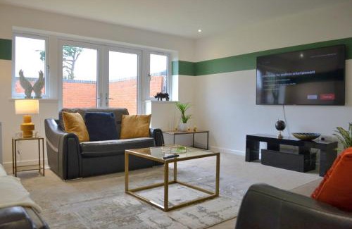 Stonnall Casa | Fort House 6 Large Private Bedrooms with 7 beds, close to NEC, JLR, City Centre