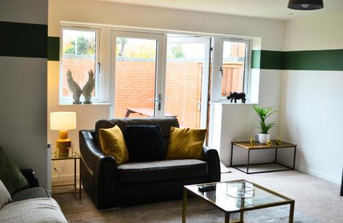 Stonnall Casa | Fort House 6 Large Private Bedrooms with 7 beds, close to NEC, JLR, City Centre