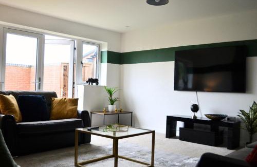 Stonnall Casa | Fort House 6 Large Private Bedrooms with 7 beds, close to NEC, JLR, City Centre