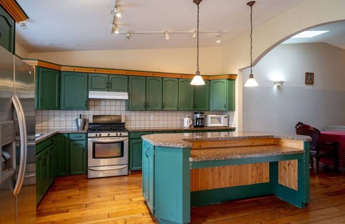 Langley Casa | Fort Wine Manor: Entire Private Estate Home