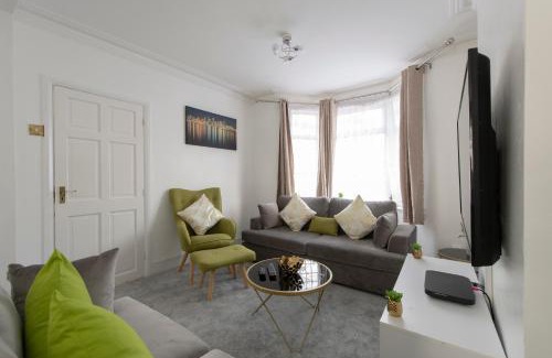 Greenwich Casa | Fortified Beautiful Three bedroom House