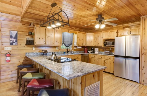 Foxfire Estates Cabina | Four Bears Ridge - Family Retreat with Mountain Views, Hot Tub, Fire Pit, Games