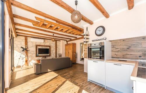 Kijevo Casa | Four-Bedroom Holiday Home In Kijevo