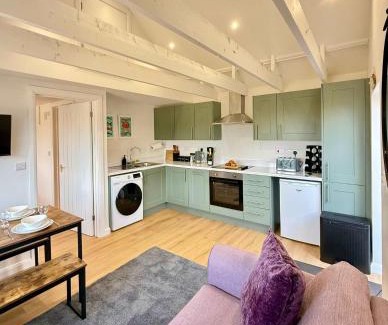 Collyweston Casa | Four Counties Cottage in Collyweston by Amber Stays, Perfect for Getaways with Free Parking!