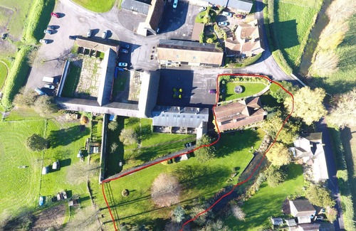 Britford Villa | Villa-Rural-Baño privado con ducha-Vista al Jardín-Four bedroom farmhouse