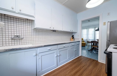Lakeside Cabaña | Four Night Min! Lakeside Home With 800 Feet Of Association Beach!