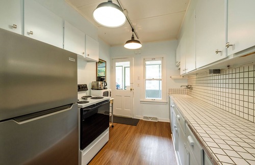 Lakeside Cabaña | Four Night Min! Lakeside Home With 800 Feet Of Association Beach!