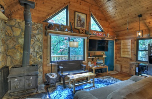 Ridgeline Vistas Casa | Fox Den Cabin is the perfect mountain cabin that sleeps 4 w/ hot tub & fire pit.