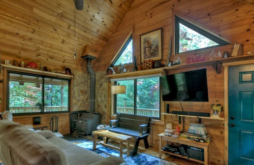 Ridgeline Vistas Casa | Fox Den Cabin is the perfect mountain cabin that sleeps 4 w/ hot tub & fire pit.