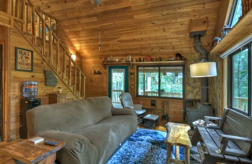 Ridgeline Vistas Casa | Fox Den Cabin is the perfect mountain cabin that sleeps 4 w/ hot tub & fire pit.
