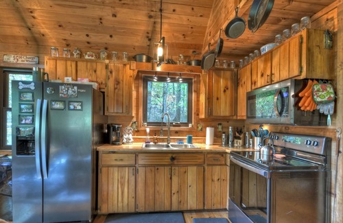 Ridgeline Vistas Casa | Fox Den Cabin is the perfect mountain cabin that sleeps 4 w/ hot tub & fire pit.