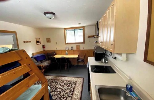 Cooke City-Silver Gate Cabina | Fox Den Cabin Yellowstone Getaway in Cooke City